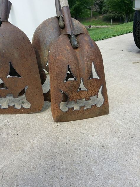 Repurposed shovel art, super spooky!  https://www.facebook.com/pages/Yard-Art-Creations-1/525865747497991?fref=photo Yard Art Ideas, Shovel Art, Metal Tree Art, Primitive Candles, Tree Artwork, Metal Tree Wall Art, Metal Yard Art, Rusty Metal, Metal Tree