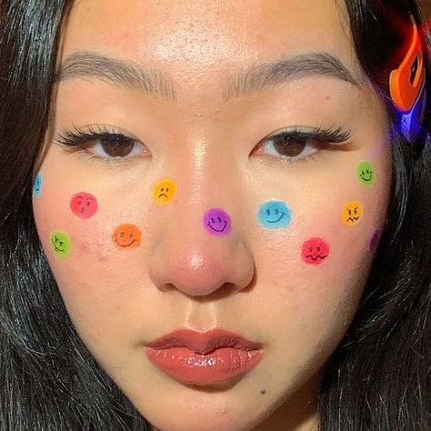 Indie Makeup Looks, Euphoria Inspired Makeup, Makeup Looks Ideas, Makeup Euphoria, Artsy Makeup, Freckles Makeup, Rhinestone Makeup, Indie Makeup, Cute Eye Makeup