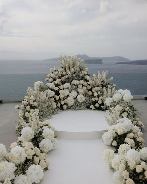 White Aisle Flowers Wedding, Outdoor Wedding Ceremony Flowers Aisle, White Flower Alter, Wedding Ceremony Ideas Outside, Wedding Venue Decor Ideas Indoor, White Floral Wedding Aisle, Elegant Beach Wedding Ceremony, Santorini Wedding Ceremony, Ceremony Isle Ideas Outdoor