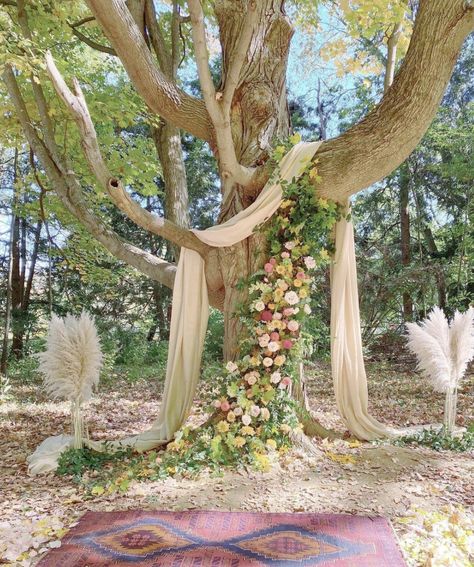 Tree Wedding Ceremony, Creative Studio Space, Wedding Alters, Forest Theme Wedding, Enchanted Forest Wedding, Garden Decor Diy, Wedding Altars, Flower Installation, Vintage Garden Decor