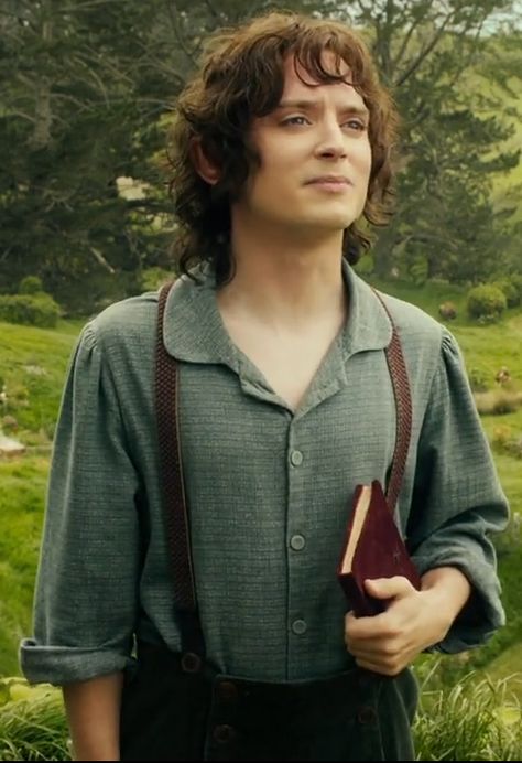 Frodo Baggins - Peter Jackson's The Hobbit Wiki - Wikia Elfcore Aesthetic Outfits, Frodo Outfit, Frodo Hair, Hobbit Haircut, Frodo Baggins Aesthetic, Frodo Baggins Cosplay, Frodo Baggins Art, Hobbit Hair, Hobbitcore Fashion