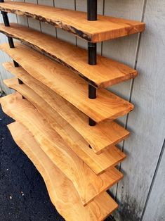 Wall Mounted Bookcase, Live Edge Shelf, Pipe Bookshelf, Rangement Art, Live Edge Shelves, Diy Bookshelf, Bookshelf Ideas, Wood Furniture Plans, Kitchen Design Diy