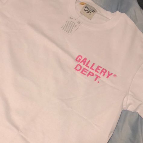 Brand New Stylish Gallery Department Souvenir Tee Size M (Pink & White) Oversized Fit .. With Tags Pink And White Graphic Tee, Pink Gallery Dept Shirt, Cute Brands Clothing, Powerhouse Outfit, Light Pink Shirt Outfit, Light Pink Graphic Tee, Gallery Dept Shirt, Gallery Department, Pink Shirt Outfit