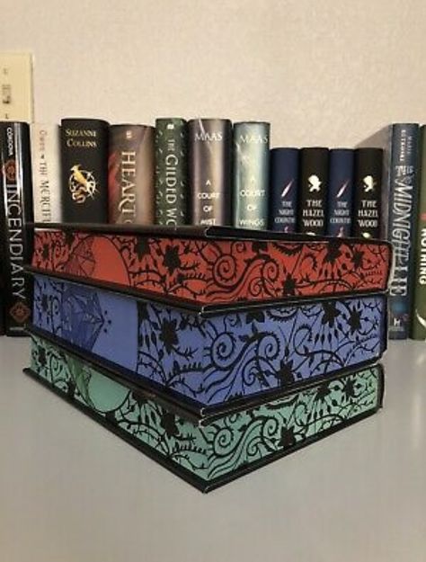 Easy Edges, Book Edge Painting, Fore Edge Painting, Book Edges, Book Painting, Pretty Books, Book Binding Diy, Court Of Mist And Fury, A Court Of Mist And Fury