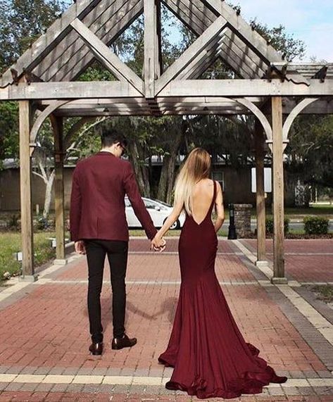 pinterest ➳ txniede Maroon Prom, Burgundy Prom Dress Long, Prom Pictures Couples, Prom Picture Poses, Mermaid Gown Prom, Burgundy Evening Dress, Burgundy Prom, Prom Photoshoot, Prom Couples