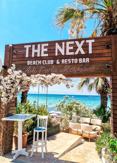 Ladies beach views 💙 Beach Club Entrance Design, Beach Side Restaurant Design, Beach Club Restaurant, Beach Restaurant Exterior, Beach Bar Aesthetic, Beach Resort Design, Outdoor Beach Decor, Ibiza Beach Club, Kusadasi Turkey