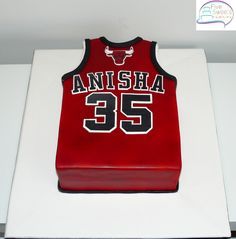 Chicago Bulls Cake, Basketball Theme Birthday, Birthday Party Drinks, 30th Birthday Themes, Shirt Cake, Basketball Cake, Ball Birthday Parties, Basketball Birthday, Ball Birthday