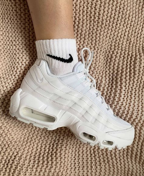 Nike Airmax 95, Air Max 93, Photographie Indie, Swag Shoes, Nike Air Max 95, Air Max 95, Trendy Sneakers, Nike Shoes Women, Best Sneakers