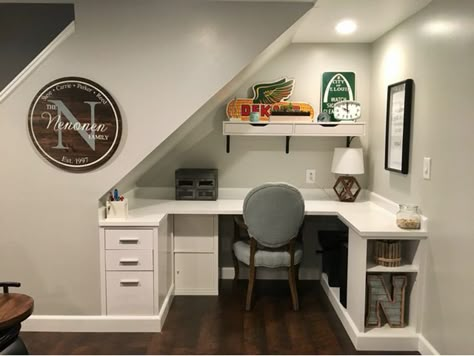 Desk Under Stairs, تحت الدرج, درج السلم, Rustic Basement, Basement Apartment, Small Basements, Basement Makeover, Basement Stairs, Basement Bedrooms