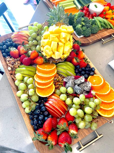 Amazing Food Platters, Fruit Platter Designs, Party Food Buffet, Charcuterie Inspiration, Fruit Arrangements, Party Food Platters, Charcuterie Recipes, Easy Food Art, Buffet Food