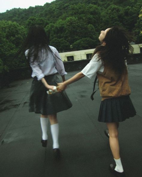 Cute Aesthetic Photos, School Life Aesthetic, Aesthetic Film Photos, Films Aesthetic, School Reference, School Core, Aesthetics Photos, Japan School, Walking To School