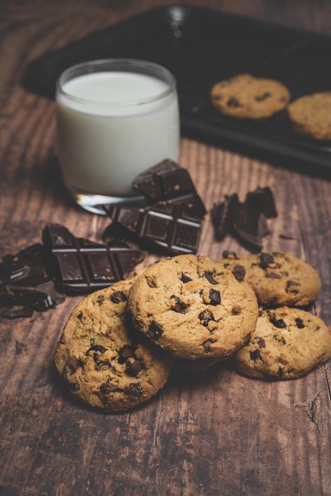 Food Photography Dessert, Baking Photography, Dark Food Photography, Cookies And Milk, Dessert Photography, Food Photography Inspiration, Food Photography Tips, Milk Cookies, Cookie Inspiration