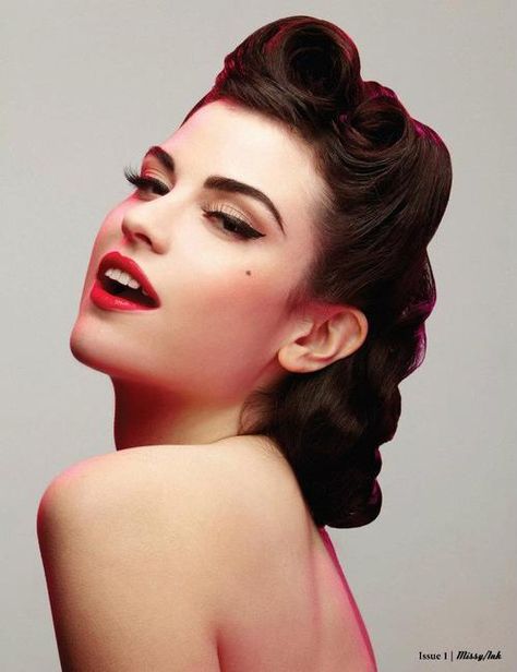 Beautiful Rockabilly hair and makeup! Beautiful...but can only look good on certain people...lol keep trying. I love the length of this Maquillage Pin Up, Mat Makeup, Stile Pin Up, Cabelo Pin Up, Retro Wedding Hair, 1950s Hairstyles, 50s Hairstyles, Pin Up Vintage, Victory Rolls