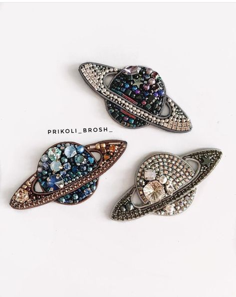 Tambour Embroidery, Brooch Diy, Embroidery On Clothes, Bead Embroidery Jewelry, Handmade Fashion Jewelry, 자수 디자인, Handmade Beaded Jewelry, Embroidery Jewelry, Modern Embroidery