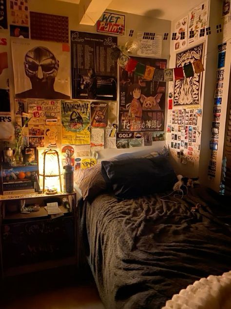 Grunge Apartment Bedroom, Cool Room Decor For Guys, Industrial Room Decor, Masc Room, Dorm Room Dark, Street Style Room Decor, 2000s Older Brother Core Room, Grunge Dorm Room, Weird Core Room