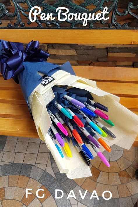 Bouquet Of Pencils, Gift Bouquet Ideas, Book Bouquet Gift, Pencil Bouquet, Pen Bouquet, Chocolate Bouquet Diy, Candy Bouquet Diy, Diy Bouquet Wrap, Painting Birthday