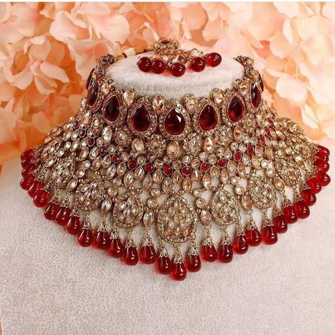 Trendy Gold Necklace, Bridal Vibes, Aesthetic Edgy, Bridal Jewelry Sets Brides, Wedding Jewelry Sets Bridal Jewellery, Bridal Jewellery Inspiration, Indian Bridal Jewelry Sets, Bridal Jewellery Design, Bridal Choker