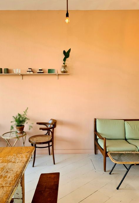 Pastel colors, mint couch, vintage furniture, shelf, vintage table Terracotta And Mint Green, Pastel Yellow Walls Living Room, Pastel Feature Wall, Mid Century Wall Colors, Pastel Accent Wall, Mint Couch, Pink Living Room Walls, Salon Colors, Pink Kitchen Walls