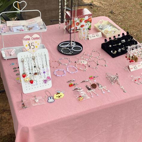 jewelry pop up, coquette Bracelet Table Display Ideas, Jewelry Pop Up Stand, Market Display Jewelry, Bracelet Pop Up Stand Ideas, Cute Pop Up Shop Ideas, Club Fair Booth Ideas, Jewelry Pop Up Display, Bracelet Pop Up Stand, Jewelry Pop Up