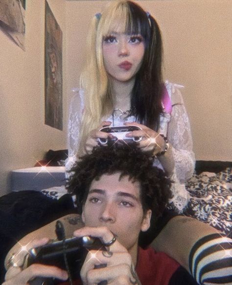 Cute Couple Playing Games, Video Game Lover Aesthetic, Cute Gamer Couple, Gamer Relationship Goals, Gaming Couple Goals, Gaming Couple Aesthetic, Video Games Couple, Gamer Reference, Gamer Bf Aesthetic