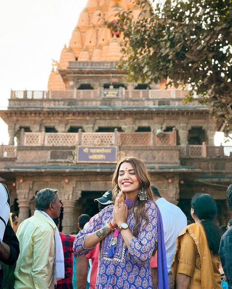 Mandir Photoshoot Ideas, Mandir Poses For Women, Photo Poses In Temple, Ujjain Photography Poses, Mandir Photoshoot, Mandir Photo Pose, Temple Pics Ideas, Temple Poses For Women, Temple Photoshoot Women