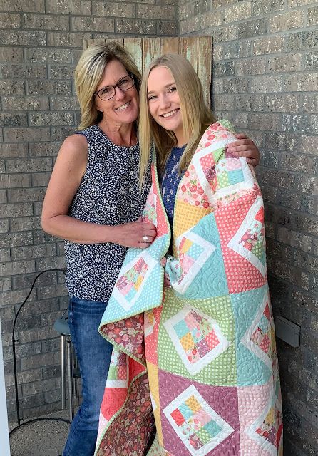 A sunny, sweet graduation quilt Graduation Quilts, Graduation Quilt, Fat Quarter Quilts, Quilt Block Ideas, Fat Quarter Quilt, Halloween Quilts, Quilts To Make, Easy Quilts, Quilts Ideas