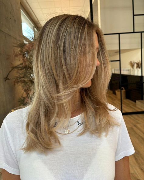 Salon life lately #meraki #merakiexperience #merakihairdesign #balayage #glossinghair #salonlife #hairdresser #hairartist #hairstyleinspo #coiffeur #winterthur #zürich Short Layered Balayage Hair, Balyage Medium Hair, Balyage Long Hair Blonde, Medium Blonde Balayage, Brown Balayage Short Hair, Medium Blonde Hair Color, Balyage Long Hair, Balayage Hair Blonde Medium, Salon Life