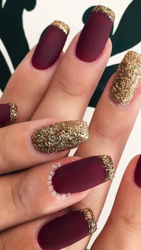 Dark Red Matte Nails With Design, Red Sparkling Nails, Christmas Nails Matte Red, Matt Christmas Nails, Matte Christmas Nails Holidays, Short Red And Gold Nails, Red Nail Trend, Classy Christmas Nails Short, Wallpapers Doraemon