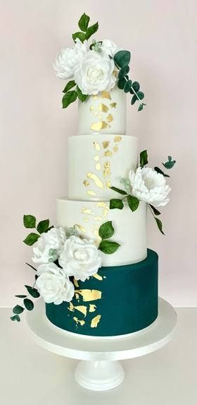 Emerald Green Wedding Cake, Emerald Wedding Cake, Wedding Cake Emerald Green, Wedding Cake Designs Elegant, Rose Cake Design, Emerald Green Wedding, Green Wedding Cake, Quinceanera Cakes, Green Cake