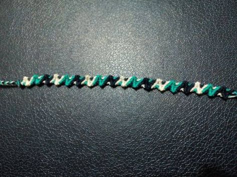 (( Beginner Tutorial )) Zig Zag Scramble Bracelet - friendship-bracelets.net Zig Zag Scramble Bracelet, Zig Zag Friendship Bracelet, Ankle Bracelets Diy, Bracelet Craft, Bracelet Craft Diy, Diy Bracelet Designs, Bracelet Friendship, Bracelets Diy, Wrist Band