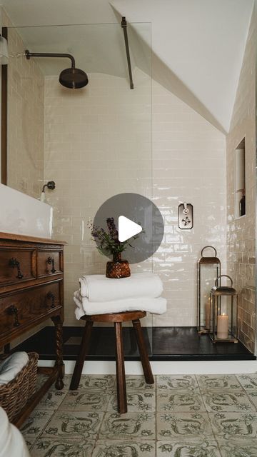 Airbnb Bathroom, Cottage Showers, Modern Vintage Bathroom, Big Shower, Old Country Houses, Bathroom Vintage, Cottage Bathroom, Dome House, Old Cottage