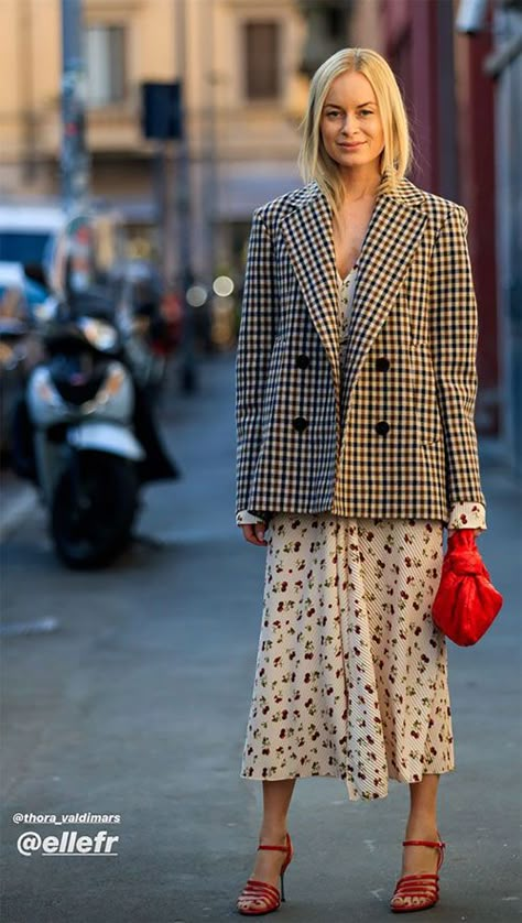 Double breasted plaid blazer with floral dress and red sandals Meeting Outfit, Floral Dress Outfits, Blazer Style, Looks Street Style, Looks Chic, Blazer Outfits, Blazer Fashion, Inspiration Mode, Mixing Prints