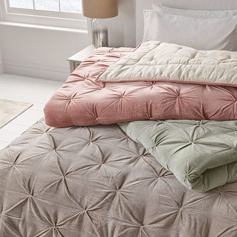 Textured Quilt Bedding, New Quilts, Pretty Bedrooms, Traditional Bedrooms, Loft Type, Restful Bedrooms, Textured Quilt, Geometric Cushions, Bedroom Quilts