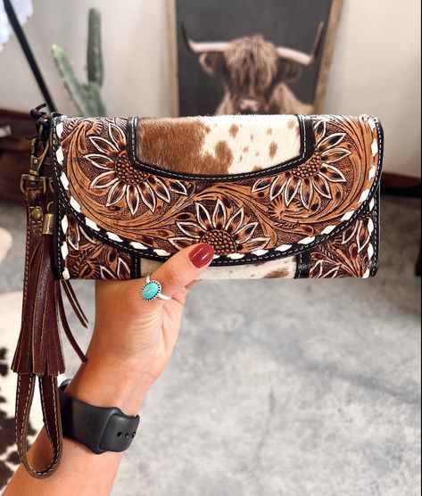 Our best selling wallets ✨ •• Shop here >> https://thecrookedcactusbtq.com/collections/bags-wallets Tooled Leather Wallet, Western Bag, Western Boutique, Leather Stamps, Hand Tooled Leather, Tooled Leather, Wallet Shop, Wristlet Wallet, Skull Design