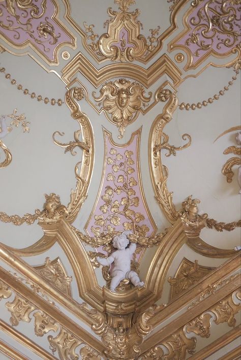 Marie Antoinette Aesthetic, Rococo Aesthetic, Rococo Interior, Era Victoria, Zimmer Diy, Rococo Art, Royal Core, Royal Aesthetic, Princess Core