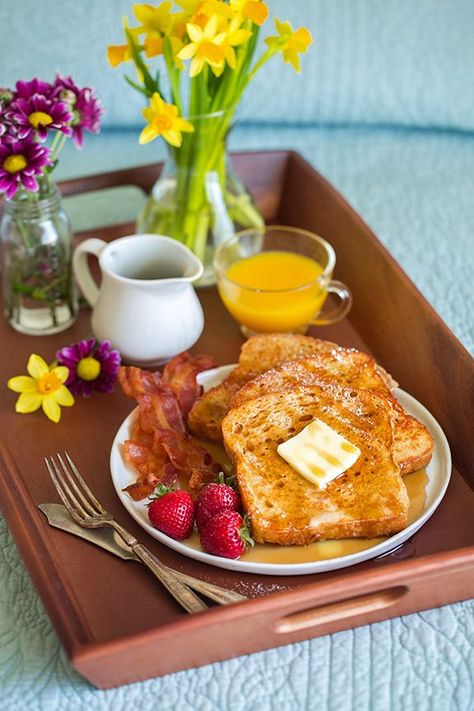 Perfect French Toast Recipe, Birthday Breakfast For Husband, Awesome French Toast Recipe, Romantic Breakfast, Fancy Breakfast, Best French Toast, Breakfast Platter, Good Morning Breakfast, Birthday Breakfast