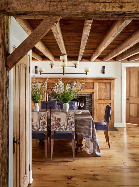 A historic 18th century home gets a charming makeover in New England Palm Interior, Old New England Homes, Cabin Design Ideas, Colonial Remodel, Colonial Modern, Wood Fireplace Surrounds, American Cottage, Door Ways, New England Colonial