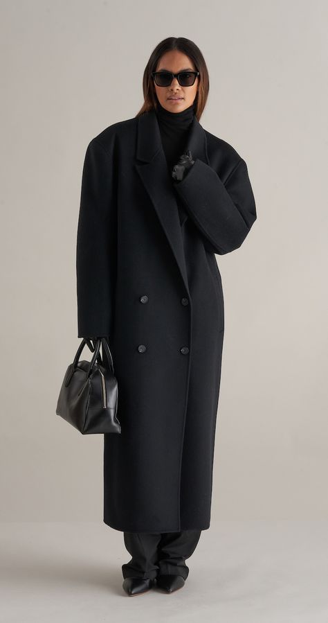 Classic Winter Looks For Women, Winter Coat Inspiration, Styling Black Coat, Winter Outfits Wool Coat, Black Coat Styling, Black Tailored Coat Outfit, Oversize Wool Coat Women, Monochrome Winter Outfits, Wool Coat Aesthetic