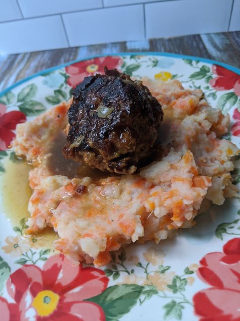 Mashed Potatoes And Carrots, Dinner Around The World, Farmer’s Cheese, Recipes Using Ground Beef, Tender Meatballs, Potatoes And Carrots, Spicy Brown Mustard, Dutch Apple, Dutch Food