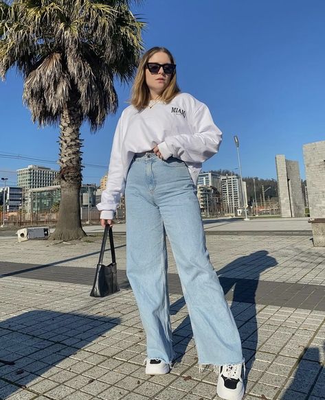 Wide Leg Pants Midsize Outfit, Wide Leg Jeans Outfit Street Style, Wide Jeans Outfit, Flare Outfit, Chubby Style, Wide Leg Outfit, Flare Jeans Outfit, Wide Leg Jeans Outfit, Wide Leg Pants Outfit