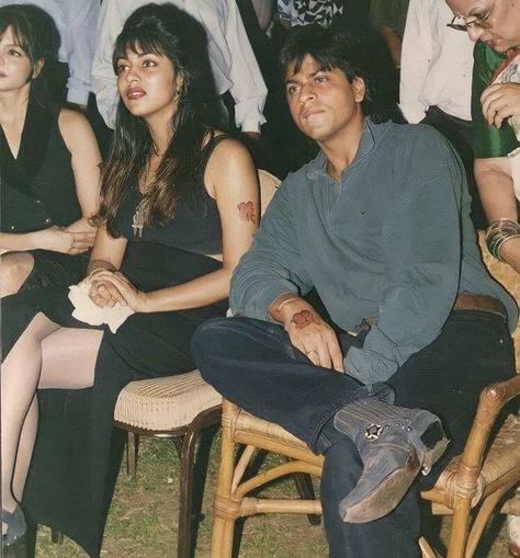 Shahrukh Khan 90s, Srk Shahrukh Khan, Srk Gauri, Pathan Movie, Shahrukh Khan Family, Gauri Khan, Retro Bollywood, Bollywood Updates, 90s Bollywood