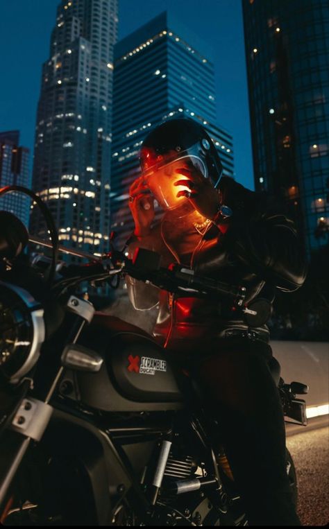 Night Time Motorcycle Photoshoot, Photography With Motorcycle, Biker Shoot Photo Ideas, Creative Motorcycle Photography, Motorcycle Night Photography, Motorcycle Shoot Photo Ideas, Motorcycle Photoshoot Ideas, Street Bike Photoshoot, Male Motorcycle Photoshoot