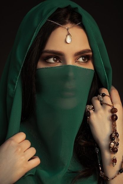 Arabian Head Scarf, Arabic Beauty Women, Arabic Women Hijab, Jisoo Pic, Photo Hijab, Veiled Woman, Muslim Brides, Scarf Hijab, Bright Makeup