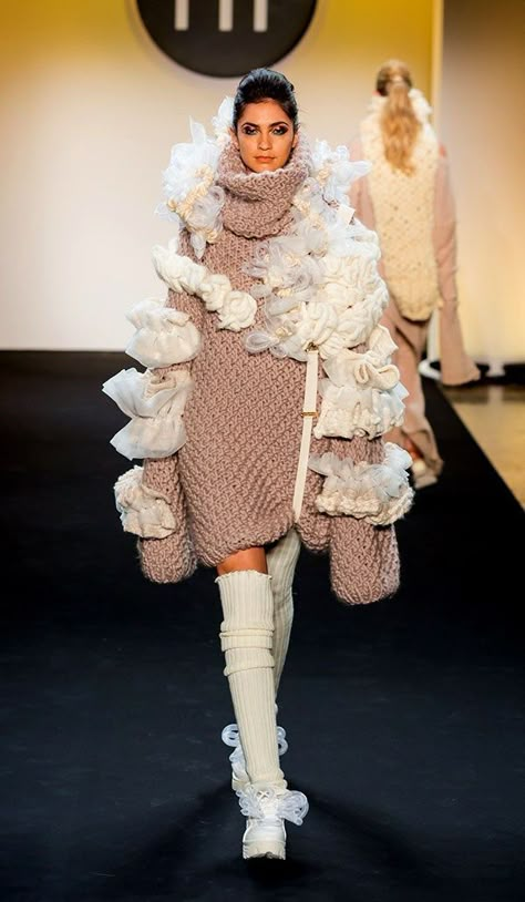 Wool Fashion Runway, Knitwear Fashion Runway, Ruffle Knitwear, Knitwear Runway, Catwalk Knitwear, Knit Fashion Runway, Knitwear Fashion Design, College Sweater, Wool Fashion