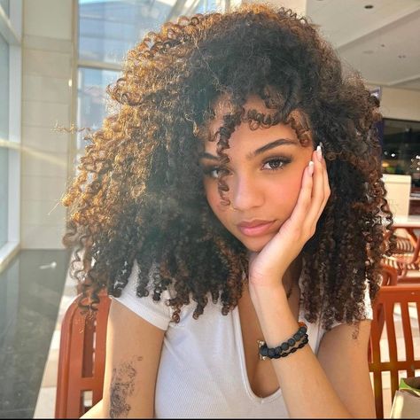 Dyed Curly Hair, Earthy Outfits, Beautiful Curly Hair, Natural Hair Beauty, Natural Curls Hairstyles, Pretty Pics, Hairdos For Curly Hair, Slick Hairstyles, Curly Hair Inspiration