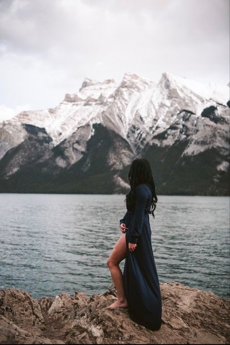 Mountain Photoshoot Ideas Dress, Rocky Mountain Photo Shoot, Mountain Lake Photoshoot, Mountain Dress Photoshoot, Photoshoot In The Mountains, Shenandoah Photoshoot, Fall Mountain Photoshoot, Alaska Photoshoot, Glacier Photoshoot