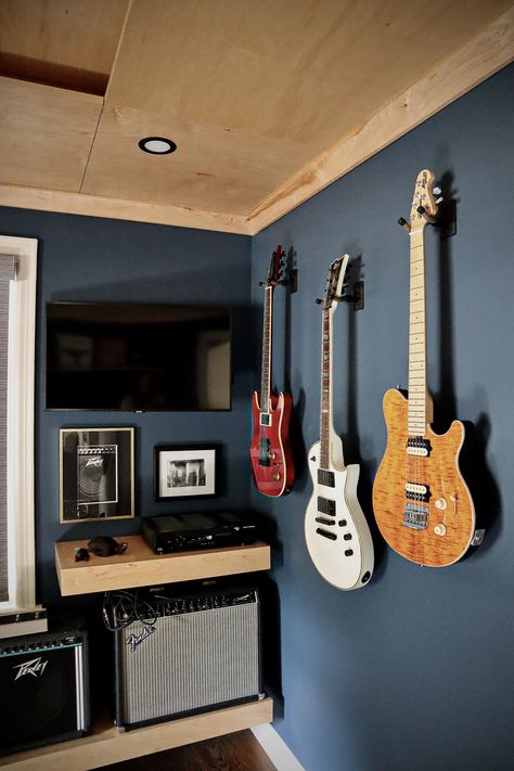 Music Room Wall Ideas, Guitarist Bedroom Ideas, Home Office With Guitars, Bedroom Music Corner, Bedroom Guitar Setup, Music Inspired Decor, Guitar Themed Bedroom, Guitar Setup Bedroom, Bedroom With Guitar