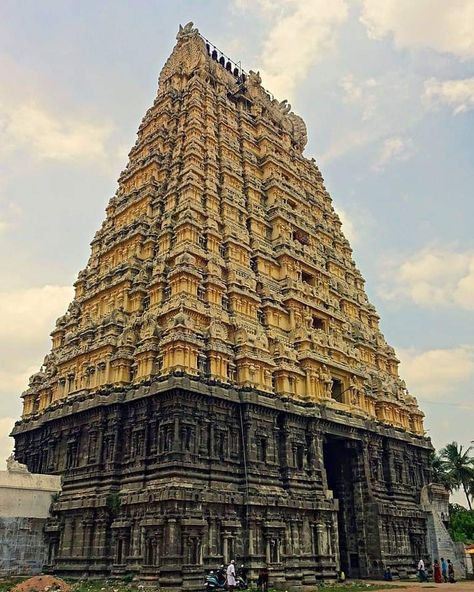 Ekambareswarar temple is one of the five Hindu temples dedicated to Lord Shiva and is located in Kanchipuram in the southern state of Tamil Nadu.   #India #IncredibleIndia #EkambareswararTemple #Kanchipuram #HinduTemple #TamilNadu #usa #templesofindia #traveler Kanchipuram Temple, Hindu Temples, Indian Temple, Ancient India, Hindu Temple, South India, Tamil Nadu, Incredible India, Lord Shiva