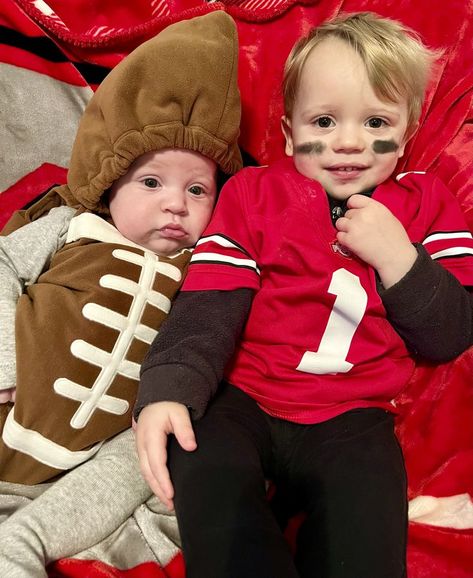 Football player, and the football! Super cute brother costume. Baby Football Costume, Football Player Halloween Costume, Brother Halloween Costumes, Football Player Halloween, Football Halloween Costume, Football Player Costume, Football Costume, Toddler Football, Football Baby