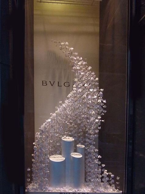 Jewellery Window Display, Luxury Window Display, Fashion Window Display, Jewelry Shop Display, Jewelry Store Interior, Window Display Retail, Decoration Vitrine, Jewelry Store Design, Store Window Displays